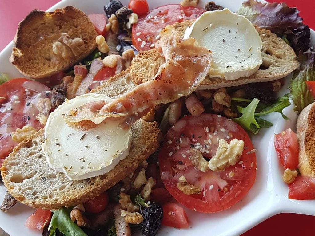 Salade de chèvre chaud tomate et ses croutons